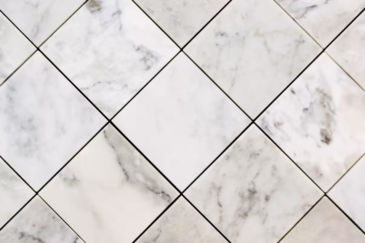 Jak utrzymać płytki ceramiczne w czystości? 10 plytki podlogowe na scianie
